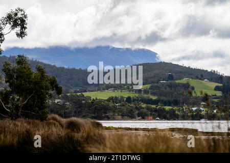 monte wellington a hobart, tasmania, parco nazionale con nuvole sopra di esso Foto Stock