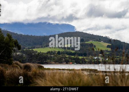 monte wellington a hobart, tasmania, parco nazionale con nuvole sopra di esso Foto Stock