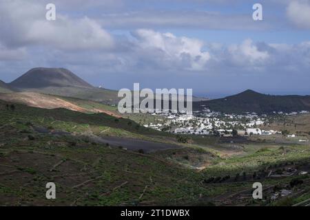 Spagna, Isole Canarie, Lanzarote: Paesaggio vulcanico. Al centro, il villaggio di Haria Foto Stock