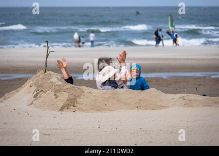 Gli spettatori della maratona costiera della Zelanda sulla spiaggia di Oostkapelle sulla penisola di Walcheren, Zelanda, Paesi Bassi. Il primo fine settimana di ottobre Foto Stock