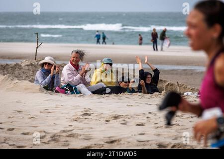 Gli spettatori della maratona costiera della Zelanda sulla spiaggia di Oostkapelle sulla penisola di Walcheren, Zelanda, Paesi Bassi. Il primo fine settimana di ottobre Foto Stock