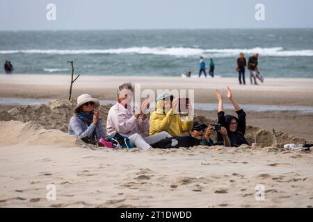 Gli spettatori della maratona costiera della Zelanda sulla spiaggia di Oostkapelle sulla penisola di Walcheren, Zelanda, Paesi Bassi. Il primo fine settimana di ottobre Foto Stock