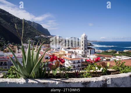 Spagna, Isole Canarie, Tenerife, Garachico: Panoramica del villaggio e della chiesa di Sant'Anna Foto Stock