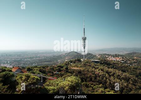 Torre de Collserola, torre della televisione a Barcelonalocata sulla collina del Tibidabo nella Serra de Collserola Foto Stock