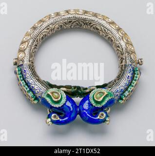 Coppia di braccialetti con Peacocks, XIX secolo. Foto Stock