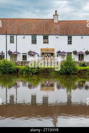 Il pub Waterside Bistro sul fiume Tyne si riflette nell'acqua, Haddington, East Lothian, Scozia, Regno Unito Foto Stock