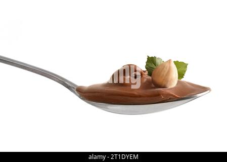 Raccogliere di crema di cacao con nocciole con frutta in cima e foglie isolate con fondo bianco. Vista frontale. Foto Stock