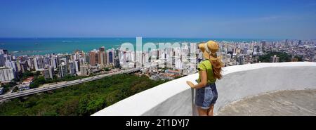 In viaggio in Brasile. Vista panoramica di una turista femminile con cappello nella città di Vila Velha, Greater Vitoria, Espirito Santo, Brasile. Foto Stock