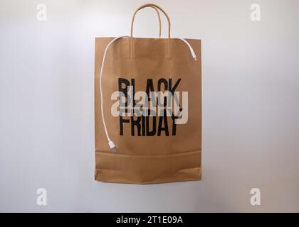 Borsa per la spesa del Black friday isolata con colori nero e rosso e con spazio per la scrittura Foto Stock