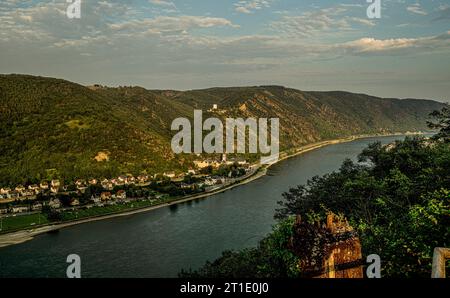 Vista della valle del Reno vicino a Kamp-Bornhofen, sullo sfondo il monastero di pellegrinaggio di Bornhofen e i castelli di Sterrenberg e Liebenstein, alto Foto Stock