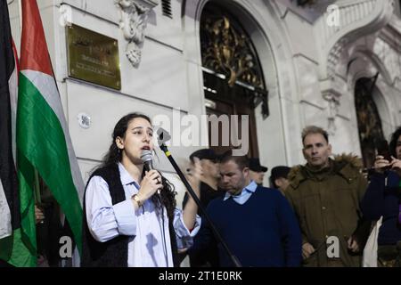 Buenos Aires, Argentina. 12 ottobre 2023. Le organizzazioni argentine-arabe hanno tenuto una manifestazione questo pomeriggio a sostegno del popolo palestinese per denunciare le azioni dello Stato di Israele nella Striscia di Gaza e in Cisgiordania, a Buenos Aires, in Argentina, il 12 ottobre 2023. L'evento è stato organizzato dalla Federazione delle entità argentino-palestinesi e dal Comitato argentino di solidarietà con il popolo palestinese, nonché dalla Confederazione delle entità argentino-arabe. (Foto di Esteban Osorio/Sipa USA) credito: SIPA USA/Alamy Live News Foto Stock