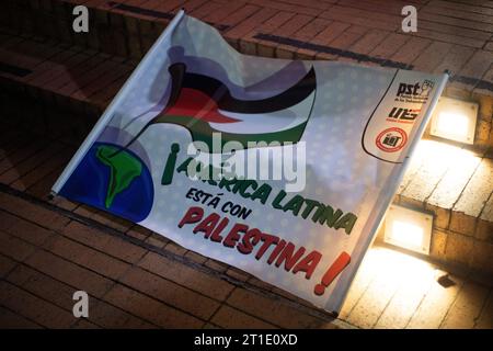 I sostenitori della Palestina radunano fuori dall'ambasciata israeliana a Bogotà, Colombia, sventolando bandiere e striscioni palestinesi, il 10 ottobre 2023. Foto Stock