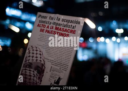 I sostenitori della Palestina radunano fuori dall'ambasciata israeliana a Bogotà, Colombia, sventolando bandiere e striscioni palestinesi, il 10 ottobre 2023. Foto Stock