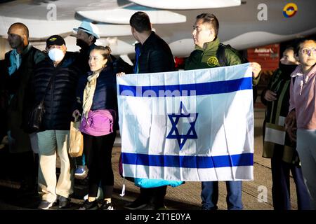 I colombiani arrivano in un volo umanitario della forza aerospaziale colombiana (Air Force) da Tel Aviv, Israele dopo il gruppo militante palestinese Hamas ma Foto Stock