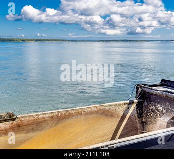 dettaglio di un camion ribaltabile sul traghetto dell'isola riparata Foto Stock