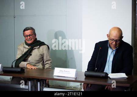 Il capo negoziatore del gruppo di guerriglia dell'Esercito di Liberazione Nazionale (ELN), Israel Ramirez Pineda, noto anche come Pablo Beltran (L) e il colombiano g Foto Stock