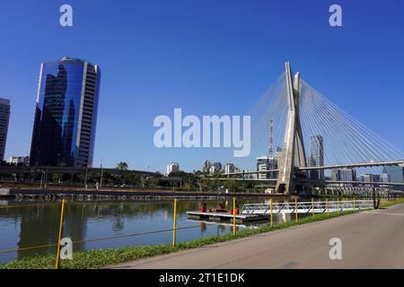 Paesaggio urbano di San Paolo con Ponte Estaiada sul fiume Pinheiros, Brasile Foto Stock