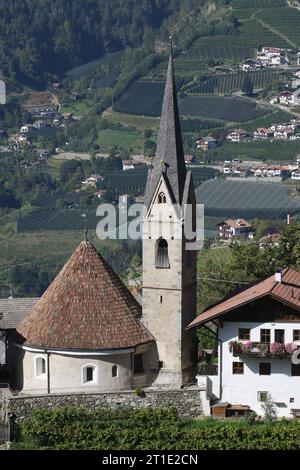 Scena, Italien, Südtirol 11. Oktober 2023 Hier der Blick von scena, scena, oberhalb der Kustadt Merano vom Schenner Waalweg auf St Georgen mit der Kirche, St. Georgenkirche, wandern, spazieren, Tourismus, Ausblick, panorama, Südtirol, Spätsommer, Herbst *** scena, Italia, alto Adige 11 ottobre 2023 qui la vista da scena, scena, sopra la città di Merano dallo Schenner Waalweg su San Giorgio con la chiesa, San Georgenkirche, escursioni, passeggiate, turismo, vista, panorama, alto Adige, fine estate, autunno crediti: Imago/Alamy Live News Foto Stock