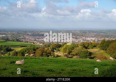 La pianura del Cheshire e la città di Macclesfield viste dal parco di campagna di Teggs Nose in una giornata di sole all'inizio dell'autunno. Foto Stock