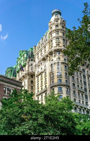 New York, NY - US - 9 ottobre 2023 The Ansonia, un condominio di 17 piani in stile Beaux-Arts, costruito nel 1902 dall'architetto francese Paul Emile Duboy. In alto Foto Stock