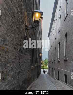 Vicolo stretto tra edifici storici in pietra nella vecchia Montreal Foto Stock