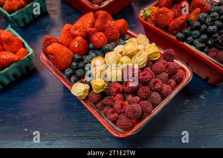 cesti di frutta fresca messi in vendita: fragole, mirtilli, ciliegie macinate nelle loro bucce e lamponi Foto Stock