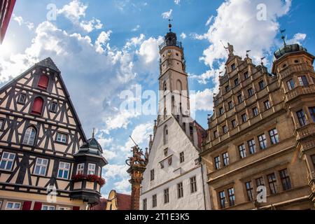 Edifici storici sulla piazza del mercato di Rothenburg ob der Tauber, Franconia media, Baviera, Germania Foto Stock