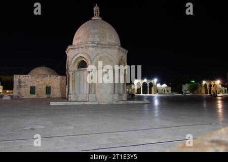 La Cupola dell'Ascensione vicino alla moschea Cupola della roccia sul Monte del Tempio nella città vecchia di Gerusalemme Foto Stock