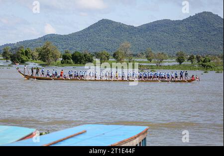 Kampong Chhnang, Cambogia. 13 ottobre 2023: Addestramento di barche da corsa in preparazione alle gare del Bon Om Touk Water Festival (26-28 novembre) e della regata del fiume Pursat (4-6 novembre). Gli equipaggi delle barche sono stati esortati dai funzionari ad allenarsi duramente mentre questa tradizionale celebrazione Khmer torna a Phnom Penh dopo essere stata cancellata per tre anni consecutivi. L'evento onora l'occasione del fiume Tonle SAP che inverte il suo flusso, un evento unico che attrae milioni di persone, gente del posto e turisti. Oggi, i cambogiani iniziano una festa pubblica di 3 giorni per il Pchum Ben Ancestor's Day. Crediti: Kevin Izorce/Alamy Live News Foto Stock