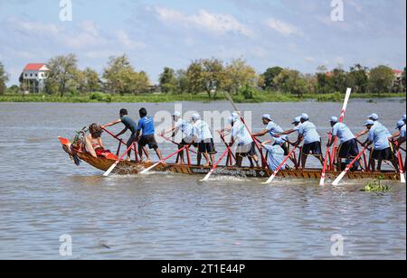 Kampong Chhnang, Cambogia. 13 ottobre 2023: Addestramento di barche da corsa in preparazione alle gare del Bon Om Touk Water Festival (26-28 novembre) e della regata del fiume Pursat (4-6 novembre). Gli equipaggi delle barche sono stati esortati dai funzionari ad allenarsi duramente mentre questa tradizionale celebrazione Khmer torna a Phnom Penh dopo essere stata cancellata per tre anni consecutivi. L'evento onora l'occasione del fiume Tonle SAP che inverte il suo flusso, un evento unico che attrae milioni di persone, gente del posto e turisti. Oggi, i cambogiani iniziano una festa pubblica di 3 giorni per il Pchum Ben Ancestor's Day. Crediti: Kevin Izorce/Alamy Live News Foto Stock