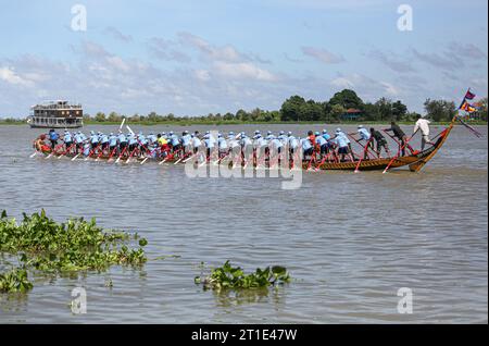 Kampong Chhnang, Cambogia. 13 ottobre 2023: Addestramento di barche da corsa in preparazione alle gare del Bon Om Touk Water Festival (26-28 novembre) e della regata del fiume Pursat (4-6 novembre). Gli equipaggi delle barche sono stati esortati dai funzionari ad allenarsi duramente mentre questa tradizionale celebrazione Khmer torna a Phnom Penh dopo essere stata cancellata per tre anni consecutivi. L'evento onora l'occasione del fiume Tonle SAP che inverte il suo flusso, un evento unico che attrae milioni di persone, gente del posto e turisti. Oggi, i cambogiani iniziano una festa pubblica di 3 giorni per il Pchum Ben Ancestor's Day. Crediti: Kevin Izorce/Alamy Live News Foto Stock