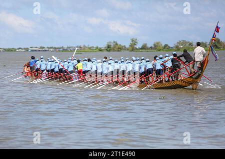 Kampong Chhnang, Cambogia. 13 ottobre 2023: Addestramento di barche da corsa in preparazione alle gare del Bon Om Touk Water Festival (26-28 novembre) e della regata del fiume Pursat (4-6 novembre). Gli equipaggi delle barche sono stati esortati dai funzionari ad allenarsi duramente mentre questa tradizionale celebrazione Khmer torna a Phnom Penh dopo essere stata cancellata per tre anni consecutivi. L'evento onora l'occasione del fiume Tonle SAP che inverte il suo flusso, un evento unico che attrae milioni di persone, gente del posto e turisti. Oggi, i cambogiani iniziano una festa pubblica di 3 giorni per il Pchum Ben Ancestor's Day. Crediti: Kevin Izorce/Alamy Live News Foto Stock