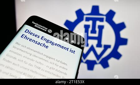 Smartphone con pagina Web dell'organizzazione Bundesanstalt Technisches Hilfswerk (THW) davanti al logo. Mettere a fuoco in alto a sinistra sul display del telefono. Foto Stock