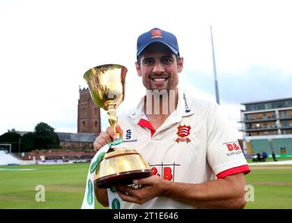 Foto del file datata 26-09-2019 dell'Alastair Cook di Essex festeggia con il trofeo. L'ex capitano inglese di Essex, Alastair Cook, ha annunciato il suo ritiro dal cricket in una dichiarazione sul sito web della contea. Data di pubblicazione: Venerdì 13 ottobre 2023. Foto Stock