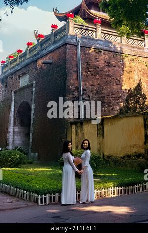 Donne ad ao dai a Cua Bac (cittadella di Hanoi) in Phan Dinh Phung Street, Hanoi, Vietnam Foto Stock