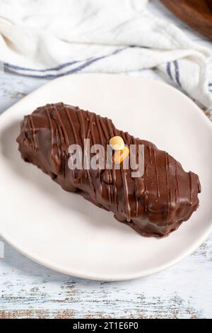 Torta al cioccolato e alle arachidi. Torta di arachidi con ripieno di caramello fresco su un piatto Foto Stock