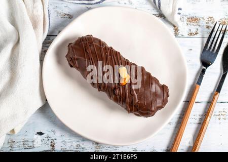 Torta al cioccolato e alle arachidi. Torta di arachidi con ripieno di caramello fresco su un piatto Foto Stock