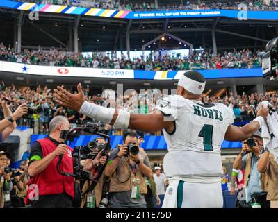 Il quarterback dei Philadelphia Eagles Jalen Hurts (1) festeggia con i tifosi dei Philadelphia Eagles dopo una partita NFL, Philadelphia Eagles vs. Los Angeles Rams, Foto Stock