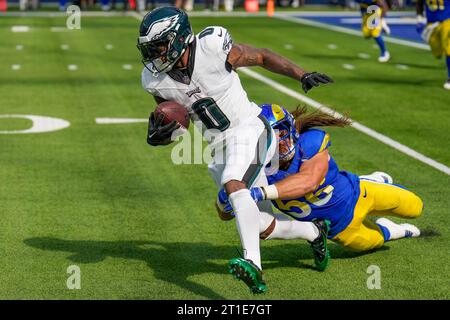 Il running back dei Philadelphia Eagles D'Andre Swift (0) corre dopo la ricezione, mentre il linebacker dei Los Angeles Rams Christian Rozeboom (56) cerca di affrontarlo dur Foto Stock