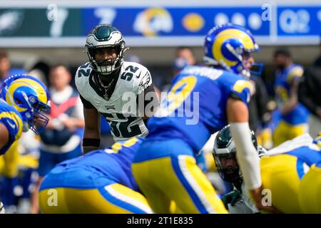 Il linebacker dei Philadelphia Eagles Zach Cunningham (52) mostrando blitz come il quarterback dei Los Angeles Rams Matthew Stafford (9) chiama la giocata alla linea di S. Foto Stock