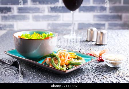 insalata con gamberetti e fagioli verdi sul piatto Foto Stock