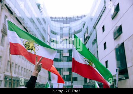 I partecipanti si riuniscono durante una protesta contro l'attuale regime islamico in Iran al di fuori della BBC Broadcasting House a Londra. Foto Stock