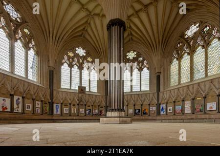 Mostra d'arte nella Chapter House all'interno della cattedrale di Wells, Somerset Foto Stock