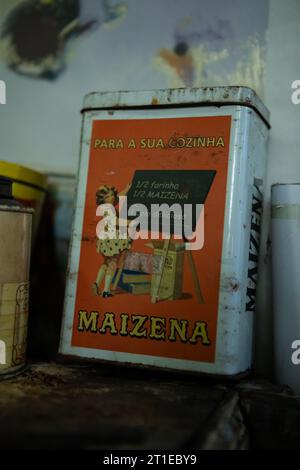 Fafe, Portogallo - 10 ottobre 2023: Vecchia canister portoghese d'epoca di Maizena. Amido di mais, amido di mais o barattolo di farina di mais Foto Stock