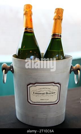 Due bottiglie di champagne Laurent Perrier in un secchiello per il ghiaccio Foto Stock