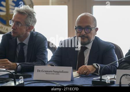 Pozzuoli, Italia. 13 ottobre 2023. Il Ministro dei beni culturali Gennaro Sangiuliano durante l'incontro tecnico-operativo con sindaci e istituzioni sul fenomeno del bradicseismo nei campi Flegrei. Credito: Live Media Publishing Group/Alamy Live News Foto Stock