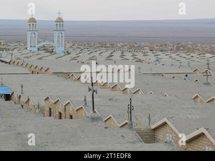 EGITTO, Gizeh, nuova città 6 ottobre nel deserto, tombe del cimitero copto / ÄGYPTEN, Giza, neue Stadt 6. Oktober in der Wüste, koptischer Friedhof Foto Stock