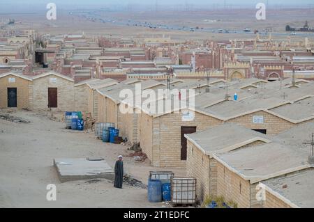 EGITTO, Gizeh, nuova città 6 ottobre nel deserto, tombe del cimitero cattolico, dietro tombe musulmane / ÄGYPTEN, Giza, neue Stadt 6. Oktober in der Wüste, koptisch katholischer Friedhof, Hintergrund muslimische Gräber Foto Stock