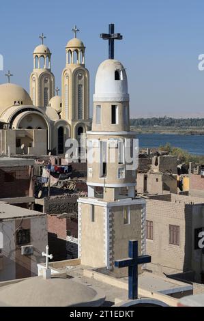 EGITTO, Asyut, villaggio El-Nikhila, chiesa del grande martire Mina Balngelh sul Nilo / ÄGYPTEN, Assiut, Dorf El-Nikhila, koptische Kirche am Nil Fluß Foto Stock