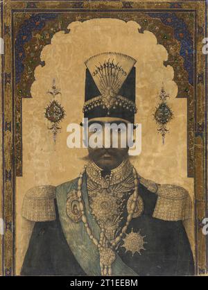 Primo Ritratto di Nasr al-DIN Shah (regnante 1848-1896), c1850. Lo scià è mostrato qui forse a soli diciannove o venti anni di età, indossando ritratti gioiellati dello Shi&#x2018;Imam, probabilmente Ali e Hasan, insieme a insegne reali. La cornice illuminata ad arco fa riferimento al passato, mentre la rappresentazione realistica riflette influenze occidentali più recenti, tra cui l'avvento della fotografia di ritratti. Due medaglioni decorati su entrambi i lati della testa dello shah&#x2019 preservano la data e il nome del sitter reale &#x2019. Foto Stock